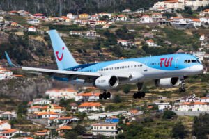 B752 at Madeira Airport