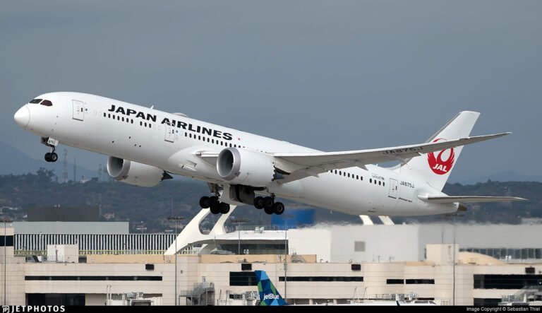 Japan Airlines Cuts Executive Pay After Serious Alcohol-Related Incident Japan Airlines Boeing 787