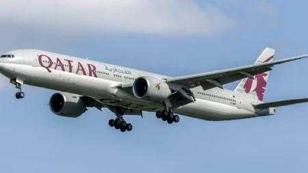 Safety Diversion: Qatar Airways Boeing 777-300ER Diverts to Bengaluru Due to Cracked Windshield