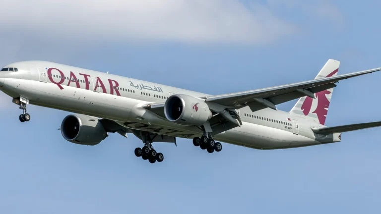Safety Diversion: Qatar Airways Boeing 777-300ER Diverts to Bengaluru Due to Cracked Windshield